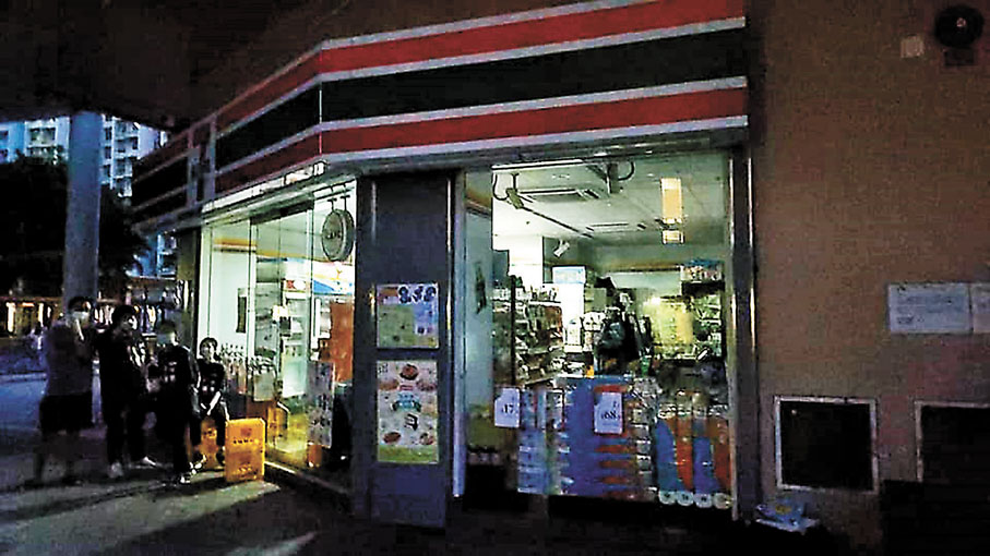 ◆有便利店使用後備電繼續營業。劉國勳Fb圖片