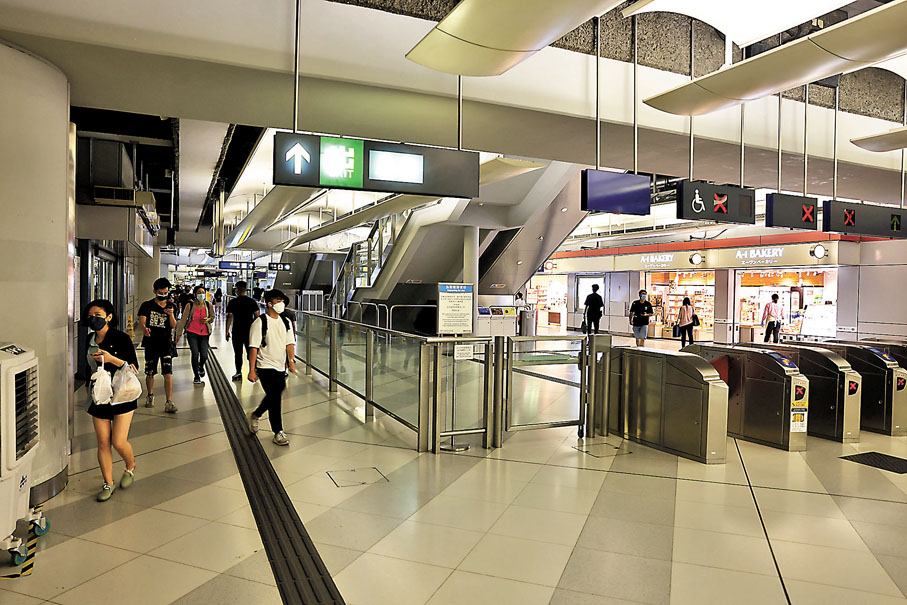 ◆港鐵朗屏站一度暫停列車服務。香港文匯報記者 攝