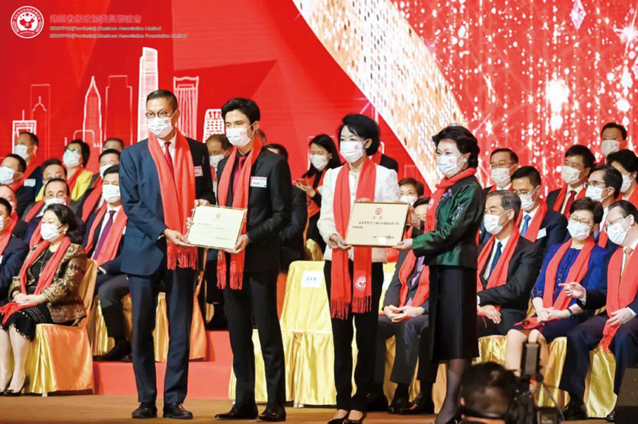 ◆鄭翔玲（右一）、施榮懷（左一）分別為李然（右二）、蔡加讚（左二）頒發基金副主席委任狀和感謝狀。