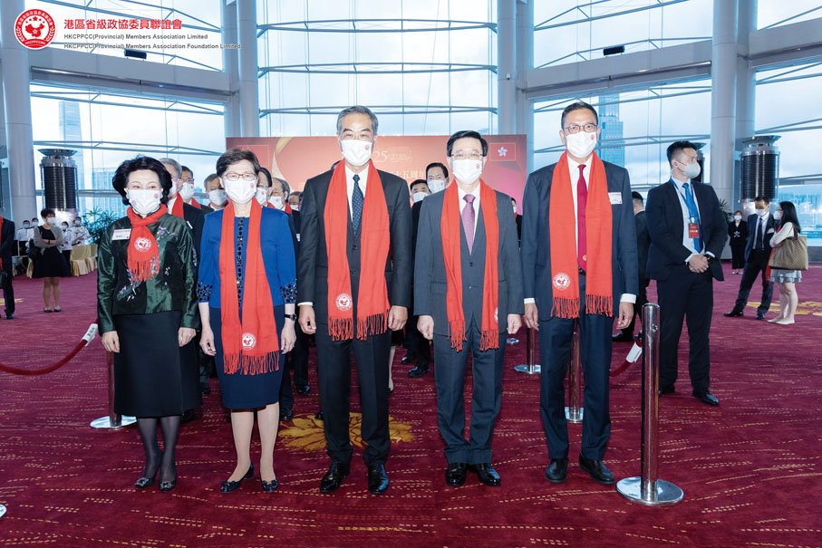 ◆全國政協副主席梁振英（中），香港特區行政長官林鄭月娥（左二）、候任行政長官李家超（右二）等出席並擔任主禮嘉賓，由該會主席鄭翔玲（左一）、該會會長施榮懷（右一）陪同。