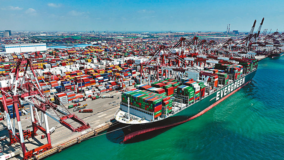 ◆我國與其他金磚國家進出口有望延續去年以來的增長態勢。圖為山東青島港，幾乎每天都有來往於金磚國家港口的貨輪在此裝卸。新華社