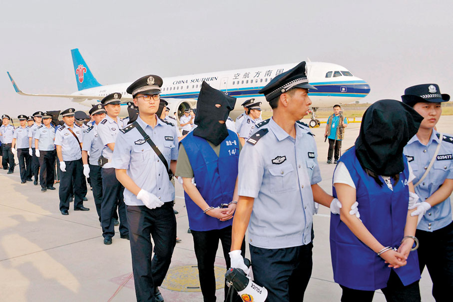 ◆內地擬立法，對涉電騙處罰完畢人員設定最高三年禁止出境期。圖為2021年10月23日，安徽省公安廳包機從柬埔寨跨境押解116名電信詐騙嫌疑人。 資料圖片