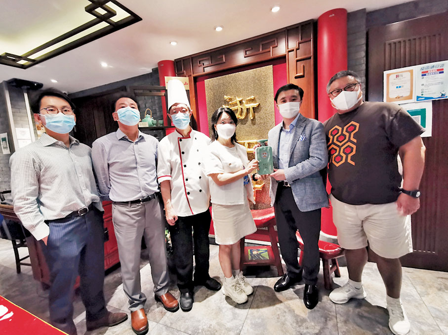 ◆(左二起)湯建華董事經理、潘九龍行政總廚、香港紹興越城同鄉會高紅會長、浙江軒常務董事車弘健及顧偉誠等合照。