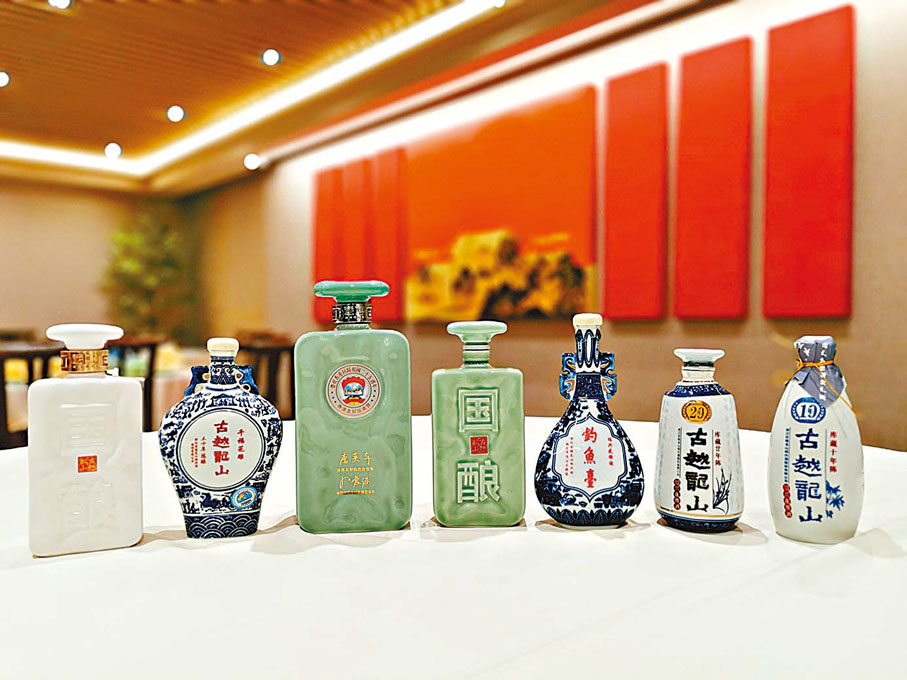 ◆左至右：國釀1959—白玉，千福三十年紹興花雕酒，國釀1959 慶祝香港回歸25周年紀念版，國釀1959—青玉，釣魚臺國宴紹興花雕酒，庫藏廿年陳花雕酒，庫藏十年陳花雕酒