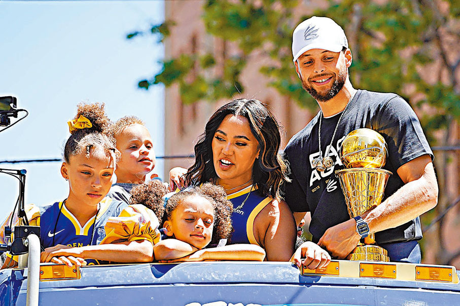 ◆史堤芬居里將三隻冠軍指環串成頸鏈，與太太和孩子們分享這個歡慶時刻。  美聯社