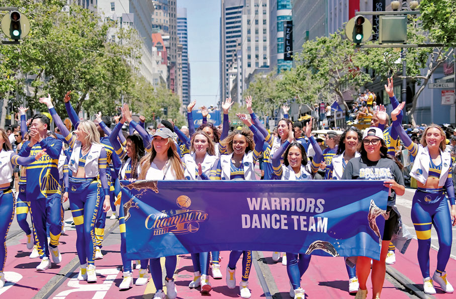 ◆ 勇士隊的啦啦隊加入巡遊行列。  新華社