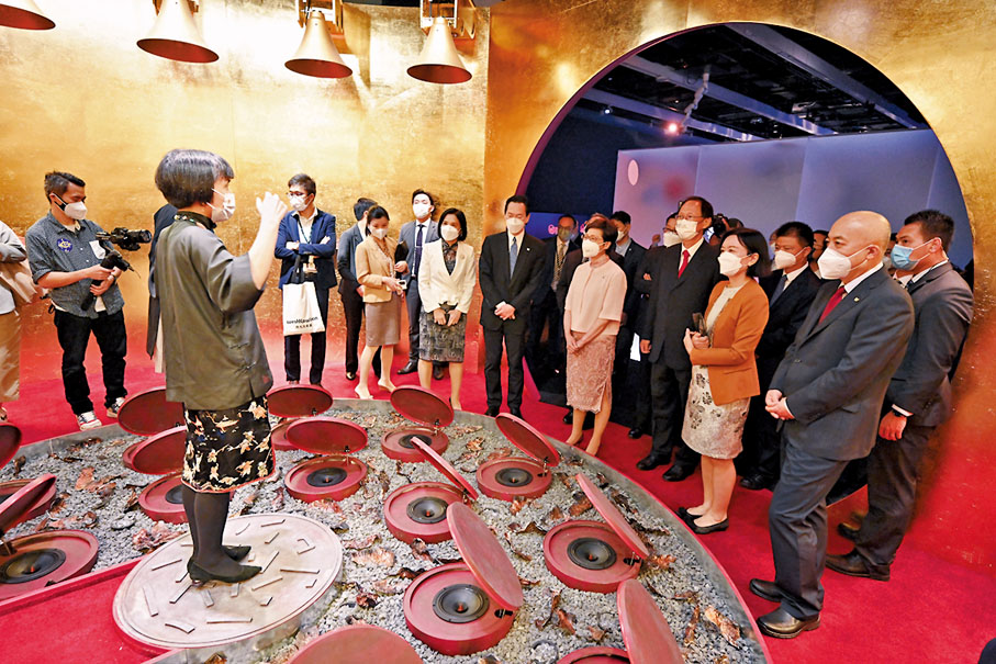◆ 林鄭月娥等參觀館內展品。 