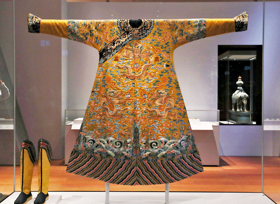 ◆ 彩雲蝠壽字金龍紋男龍袍。 香港文匯報記者  攝