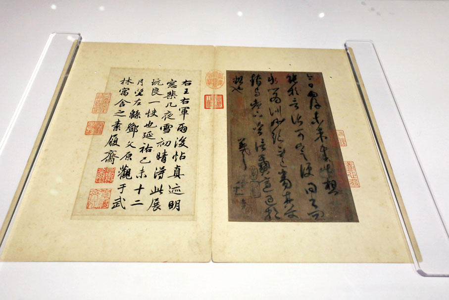 ◆ 圖右：王羲之《行書雨後帖》（宋臨摹本）。 香港文匯報記者  攝