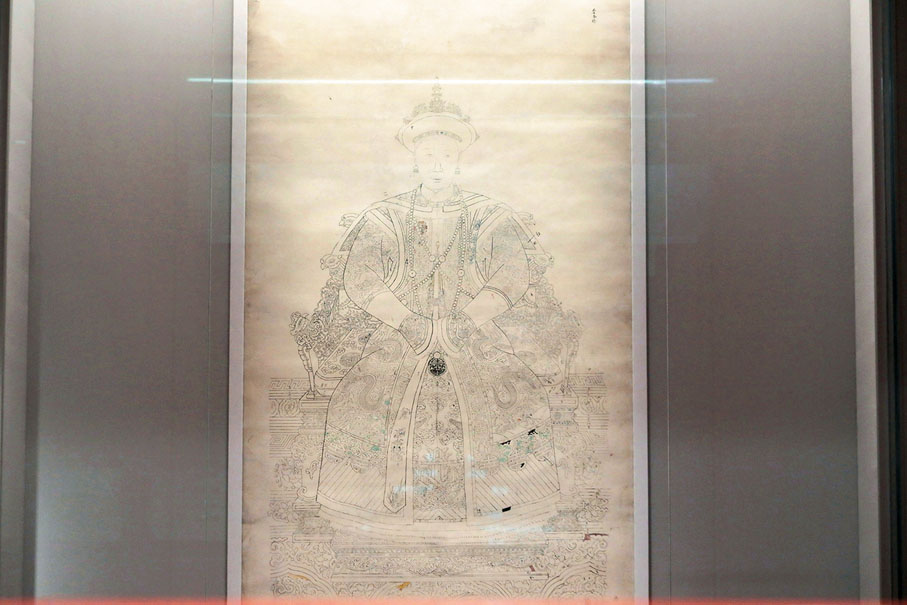 ◆ 孝欽顯皇后朝服像畫稿。 香港文匯報記者  攝