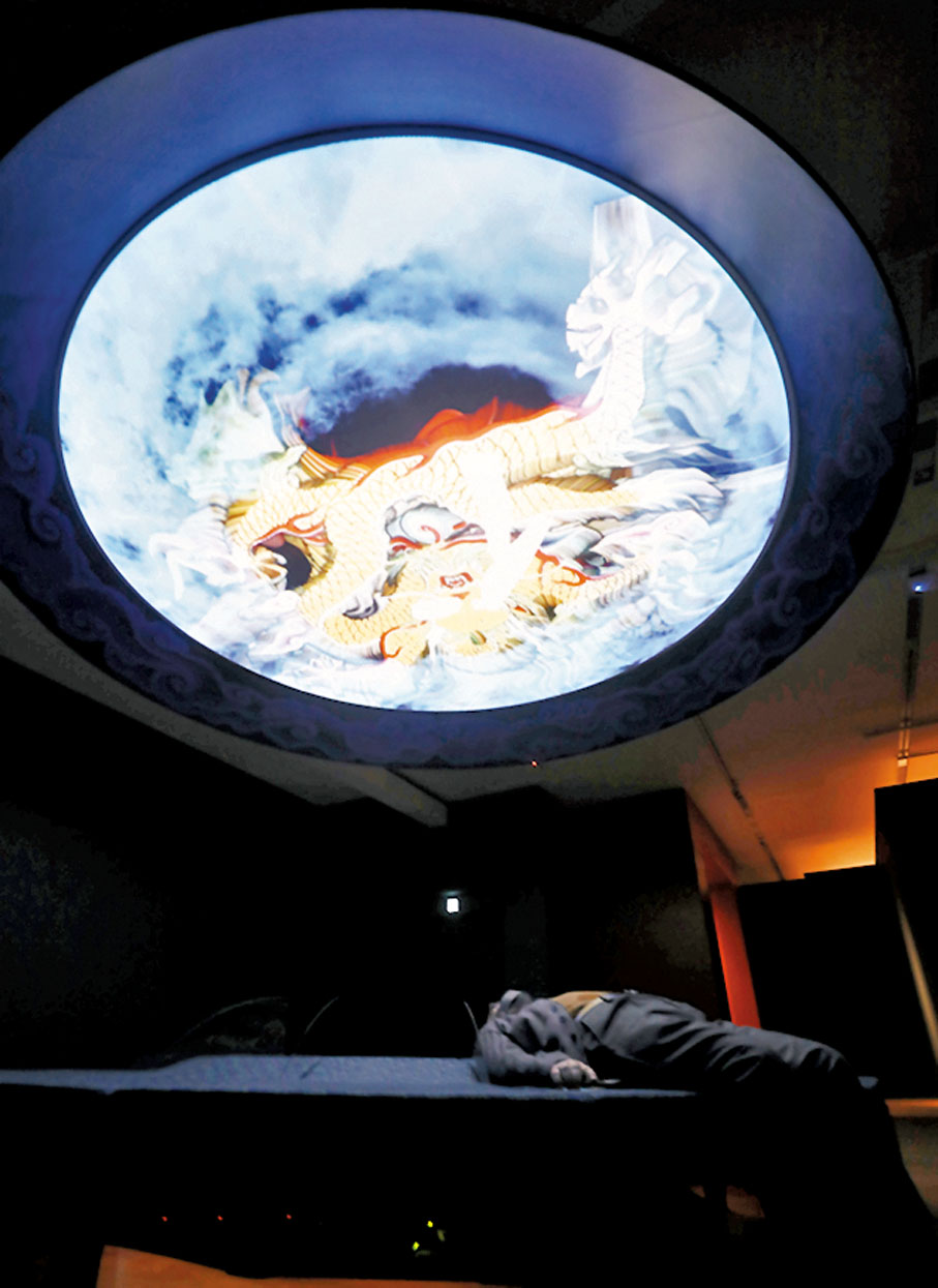 ◆ 參觀者感受乾隆皇帝的「夢境」。香港文匯報記者  攝