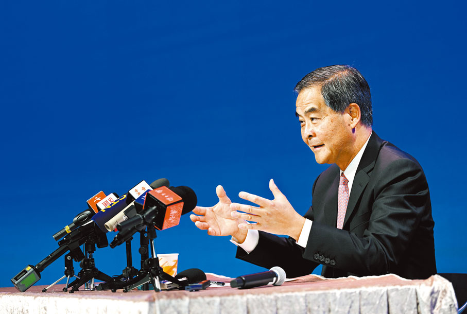 ◆梁振英接受新華社採訪時表示，25年來的實踐充分說明，「一國兩制」、「港人治港」、高度自治的方針是科學的、可行的、有生命力的。 新華社