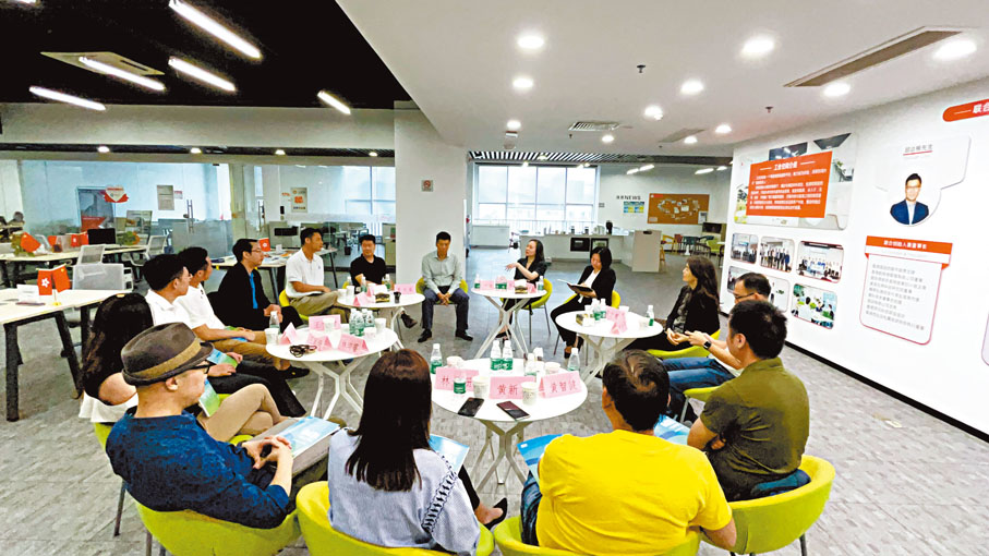 ◆ 吳文慧在「創業沙龍」上與香港青年創業者進行交流。受訪者供圖