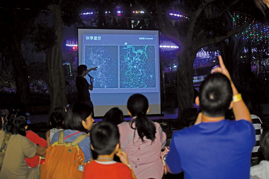 ◆ 歡樂公園——親子營敘星光下活動將於11月12日至13日在大埔海濱公園舉行