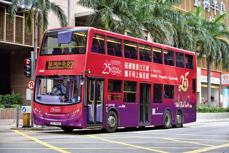 ◆ 車身貼有25周年宣傳設計的巴士在市面穿梭