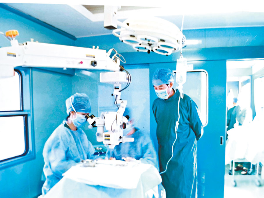 ◆ 1997年7月，劉曉勤（右）在「健康快車」上觀摩手術。  受訪者供圖