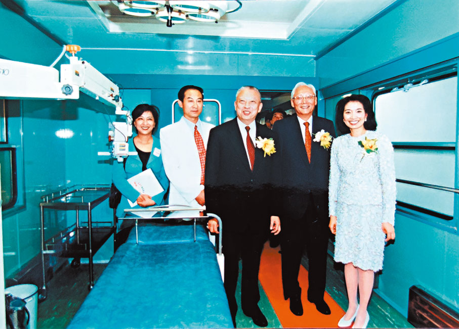 ◆1997年7月1日，方黃吉雯（右一）、魯平、董建華、劉曉勤、蔣麗芸在「健康快車」上合影。 受訪者供圖