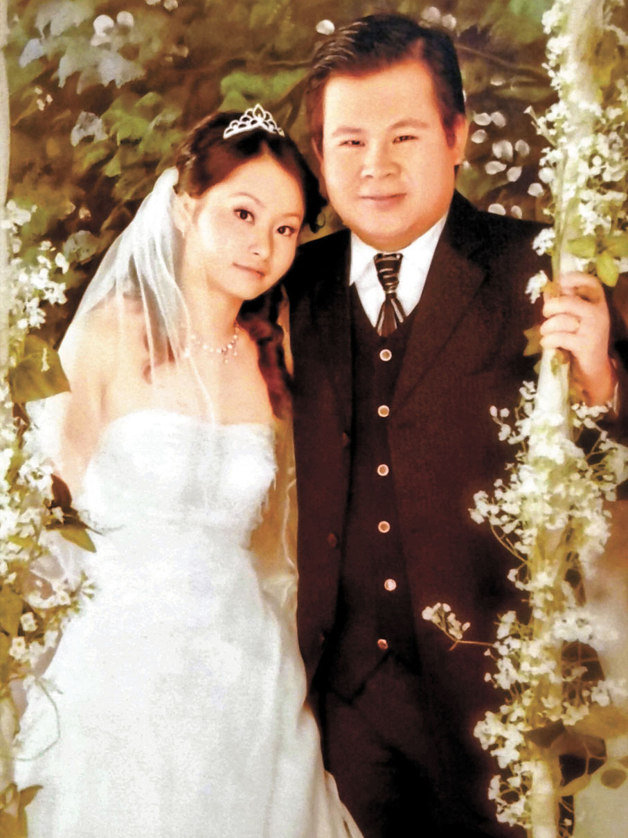 ◆黃鵬與太太在2007年、香港回歸十周年時拉埋天窗。 