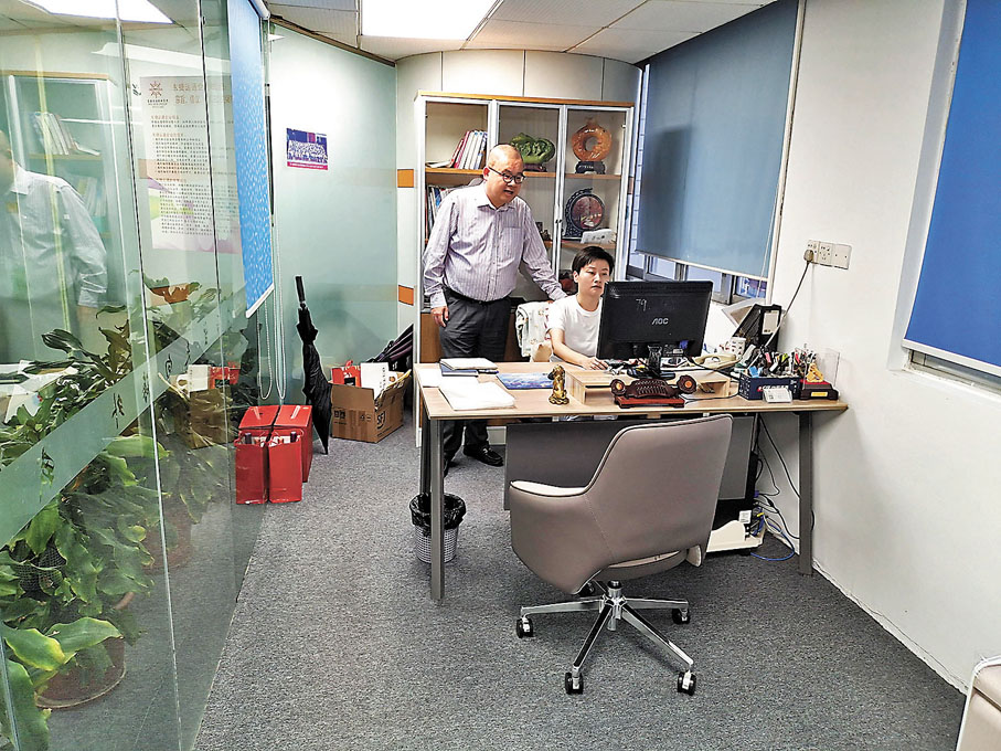 ◆黃鵬因為到深圳公幹而認識太太，更開創自己的事業。