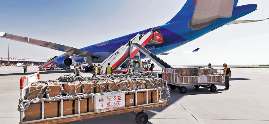 ◆黃鵬的公司從深圳機場發貨到國外。