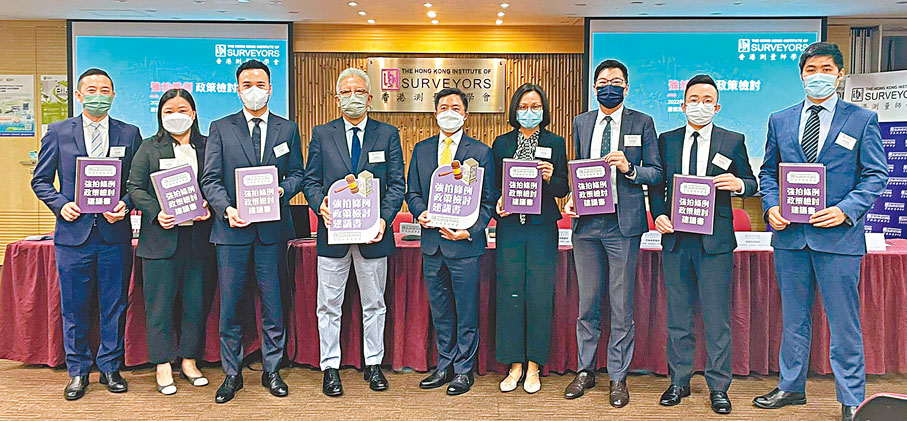 ◆測量師學會建議強拍門檻由八成降低至66%,加快舊樓重建步伐。 香港文匯報記者 攝