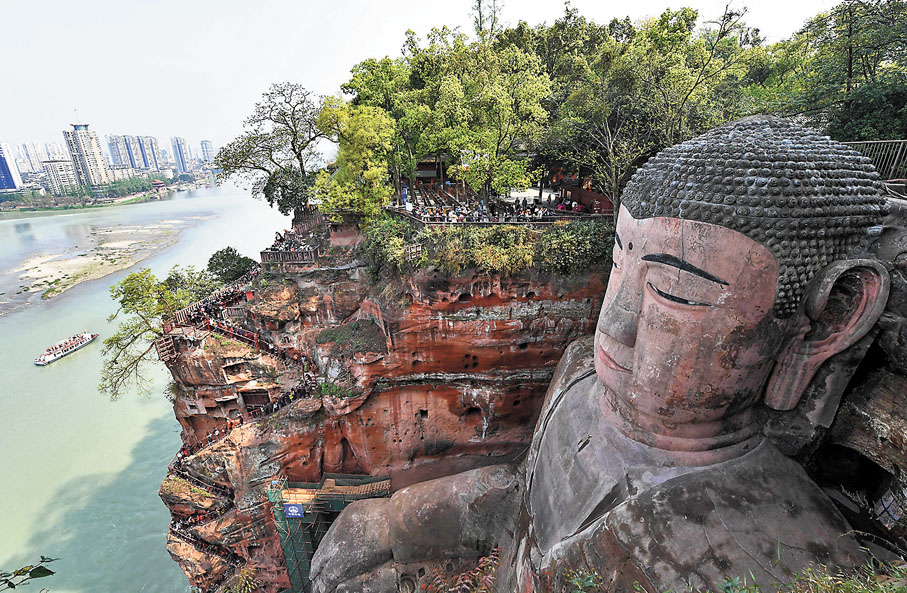 ◆側看樂山大佛