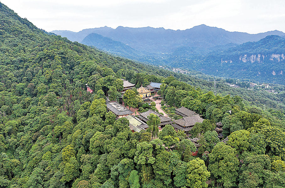 ◆俯瞰掩映在綠樹叢中的峨眉山景區萬年寺