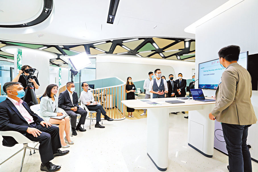 ◆香港科技園公司與恒生銀行最新的合作包括全港首個「未來分行體驗館」、支援創新企業進軍大灣區的計劃，以及其他一系列投資及培育計劃。圖為四間科學園園區公司向恒生銀行展示他們的創新方案。
