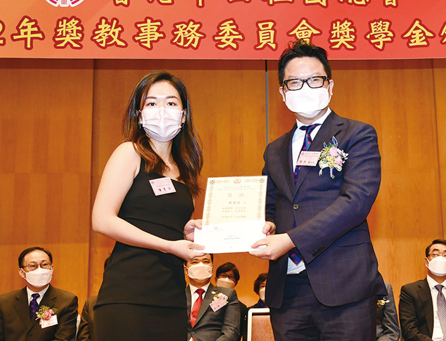 ◆ 香港中山社團總會主席楊凱山頒獎給獲獎博士生。