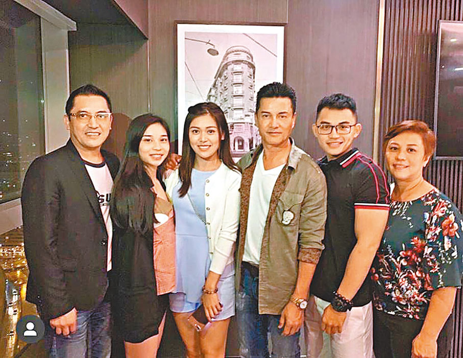 ◆呂晨(左三)和伯父呂良偉(右三)等家人合照。