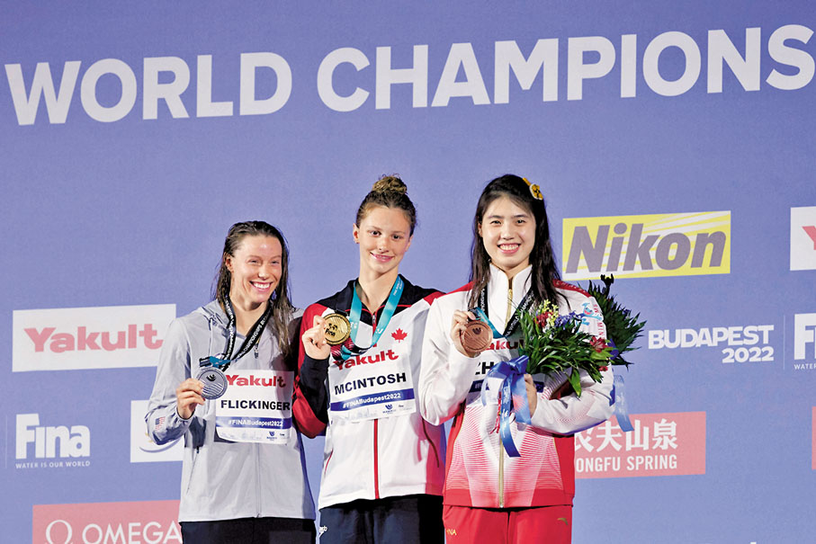 ◆張雨霏（右）在頒獎儀式上合影。  新華社