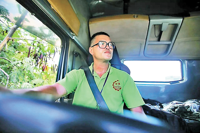 ◆陳文送在駕駛貨櫃車。 受訪者供圖