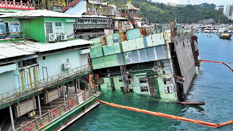 ◆今年5月31日，珍寶海鮮舫的廚房船疑日久失修入水傾側。 資料圖片