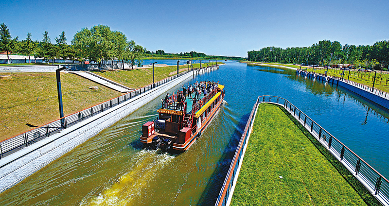 ◆6月24日，京杭大運河北京段、河北段聯合舉行京冀遊船通航儀式，標誌着京杭大運河京冀段全線62公里實現遊船通航。 新華社