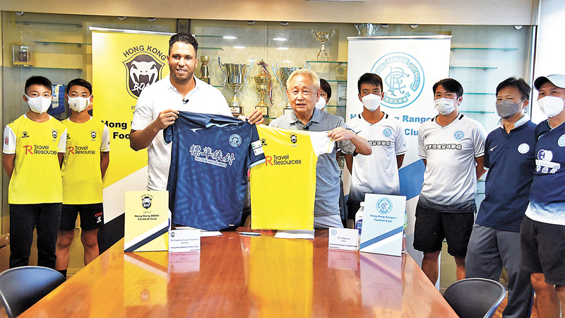 ◆流浪總監李輝立（前排右）與盧比斯（前排左）簽署合作協議。 球會圖片