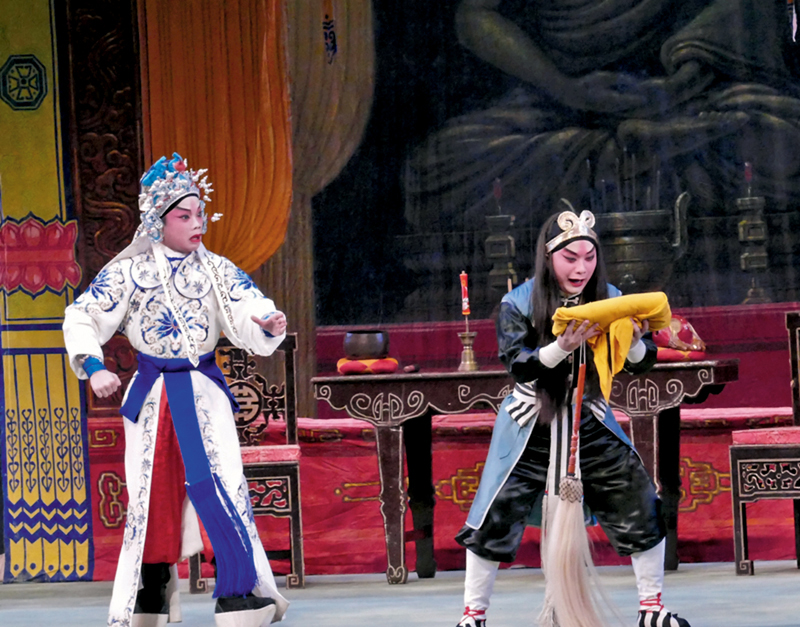 ◆楊六郎與楊五郎兄弟二人相逢異地，見到的是父親的白骨，自是悲淒痛哭。