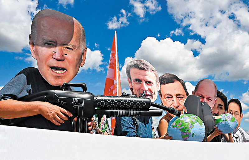 ◆G7峰會主辦國德國的示威者戴上各國領袖面具抗議。 法新社