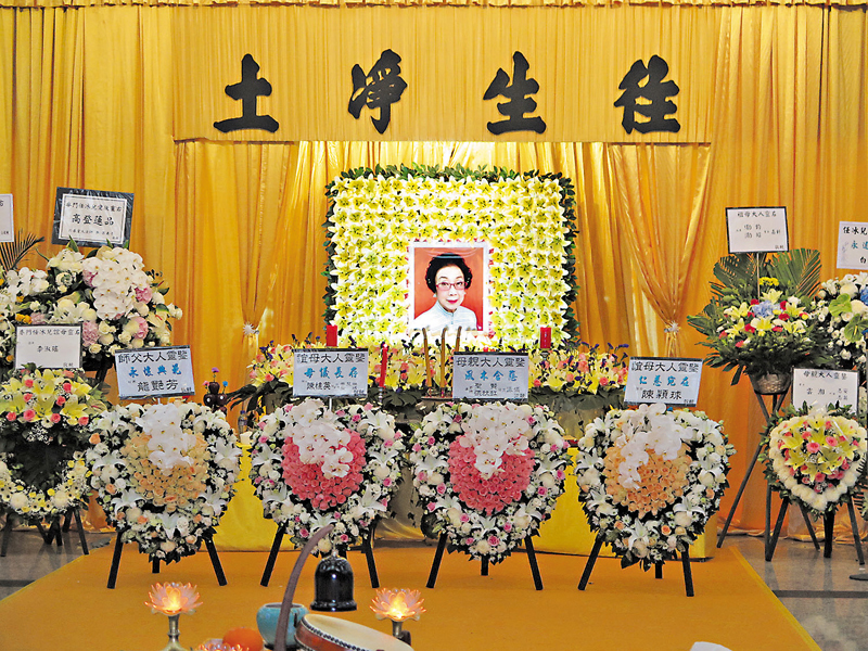 ◆ 任冰兒的遺照由黃色白合花環繞。