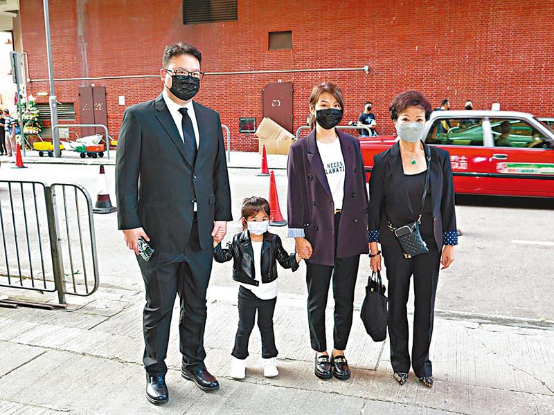 ◆ 尹飛燕與兒子阮德鏘一家三口前來致祭。