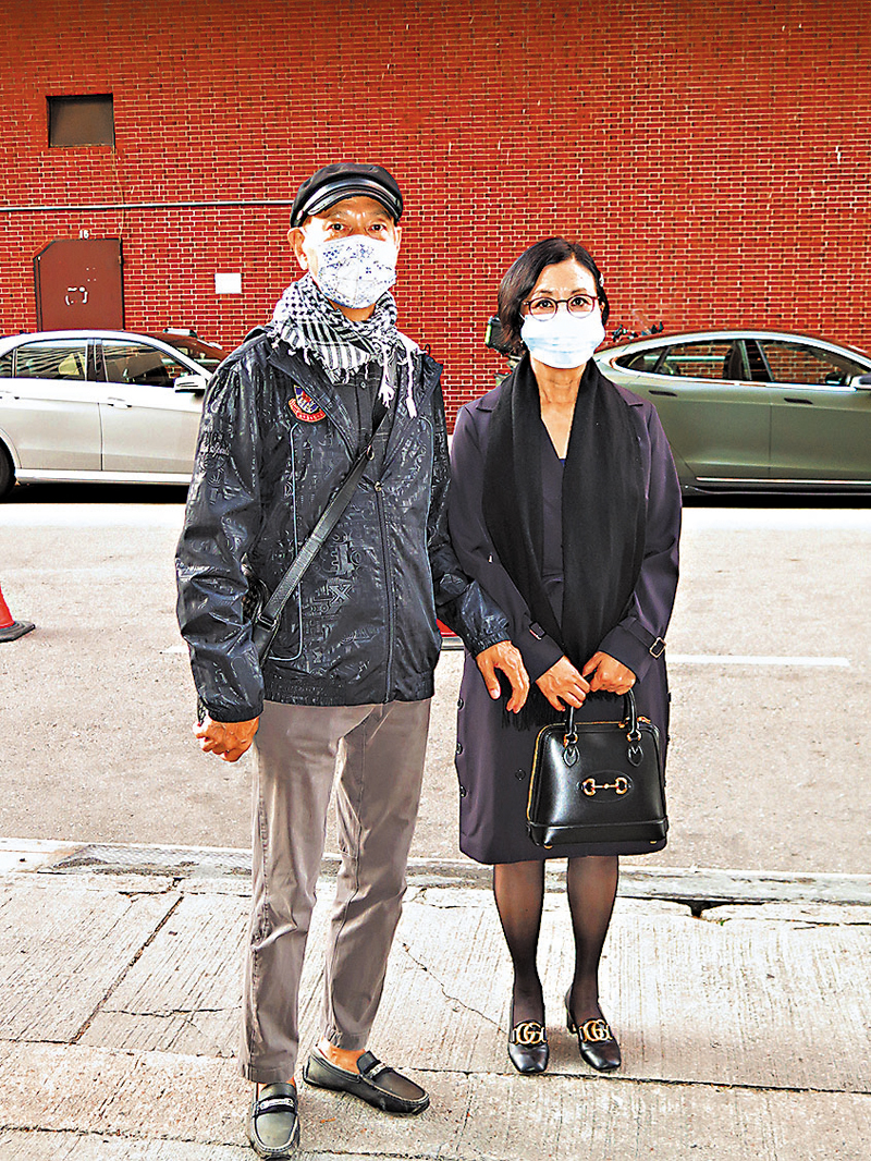 ◆ 羅家英和汪明荃一起致哀。