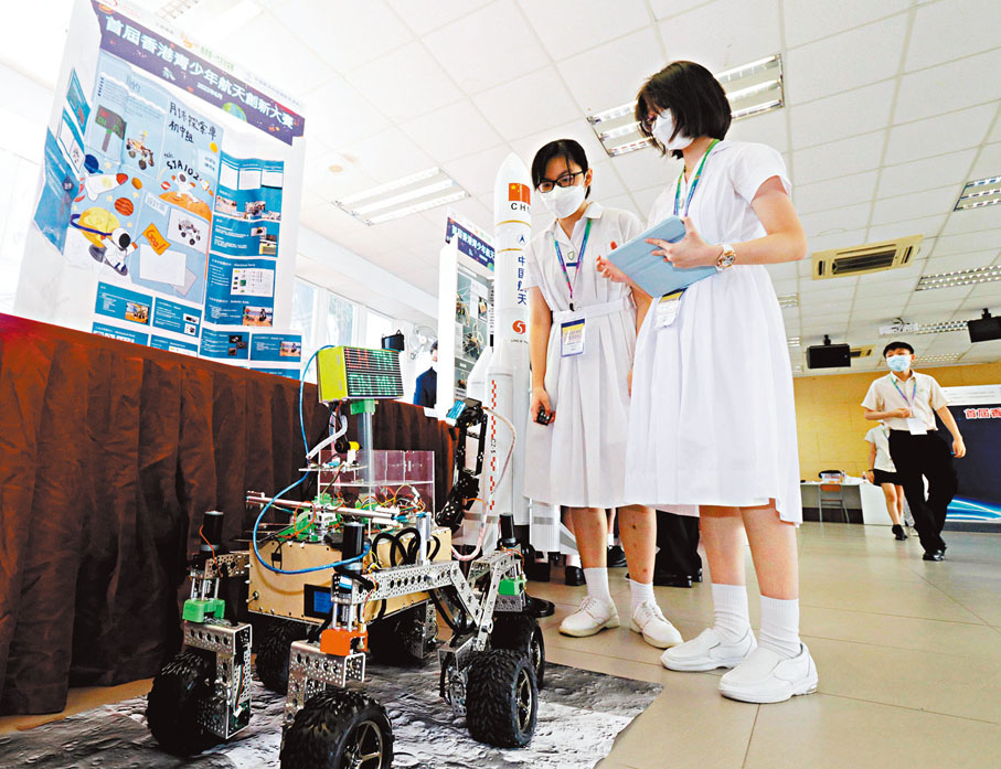 ◆有學生自行設計、組裝「月球車」。香港文匯報記者  攝