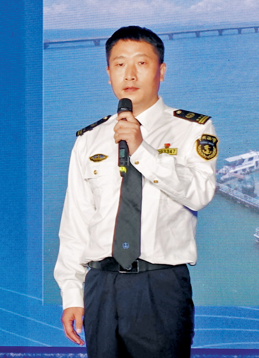 「全國五一勞動獎章」獲得者、廣州海事局南沙海事處一級主辦成寶剛：能夠近距離守護港珠澳大橋的建設安全，能夠救助海上遇險人員的生命，如今還能繼續在南沙工作，為大灣區貢獻力量，我覺得很光榮。