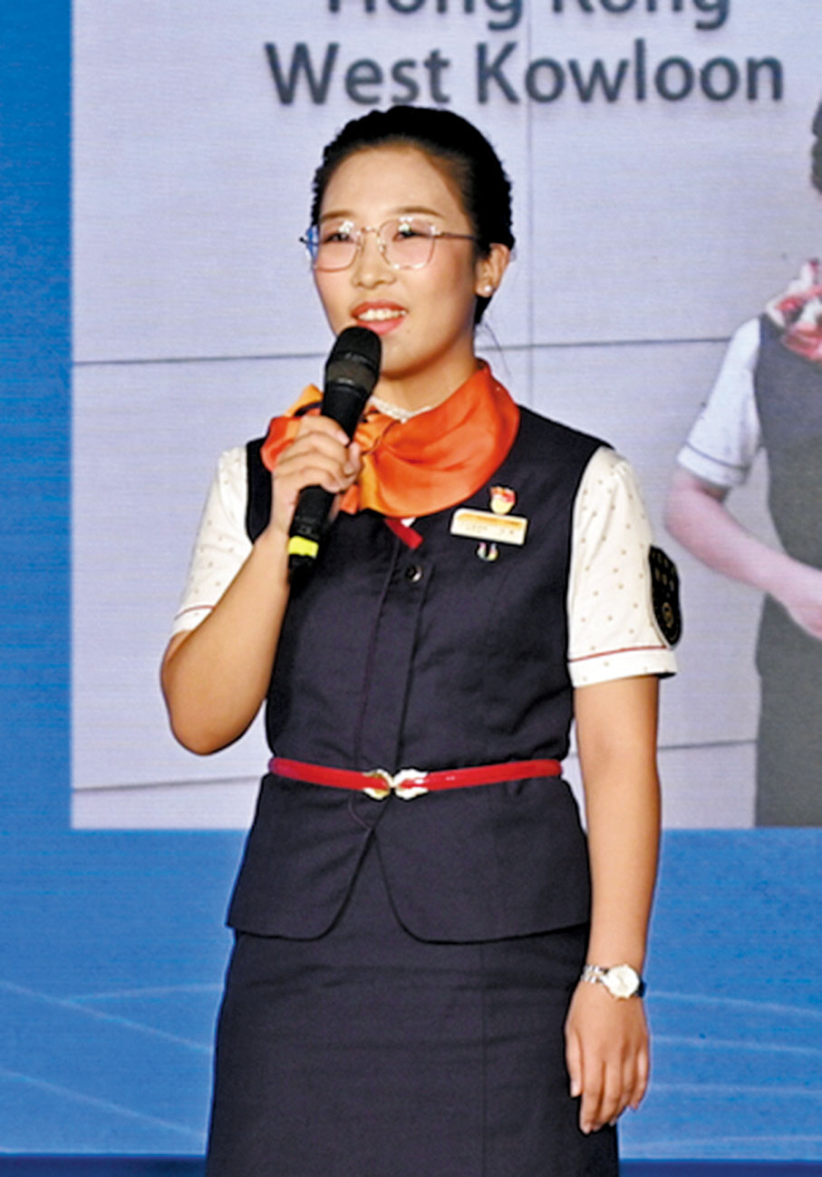 中國鐵路廣州局集團公司廣九客運段廈深動一車隊列車長馬薇：廣深港高鐵不僅拉近了時空距離，而且承載無數乘客奔赴目的地的期待，感恩能有幸在大灣區發展建設中貢獻自己的青春熱血。