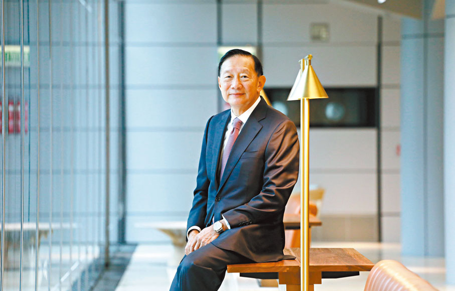 ◆ 縱橫銀行界40多年的王冬勝，親歷上世紀九十年代銀行連環擠提事件，也見證了回歸後香港的金融基建更鞏固。香港文匯報記者  攝