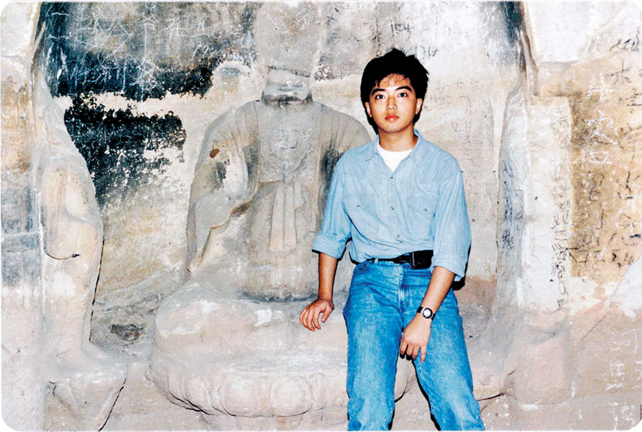 ◆1990年，黑國強於山西考察古家具時途經天龍山石窟遺址拍照。