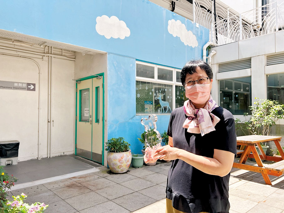 ◆黃麗清以「藍天白雲」粉飾醫院的純白色牆身，讓醫院更添色彩。 香港文匯報記者  攝