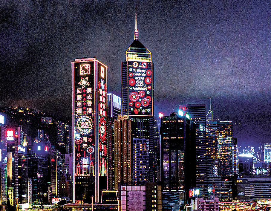 ◆圖為新鴻基中心（左）以色彩奪目的燈飾，與市民同慶節日。