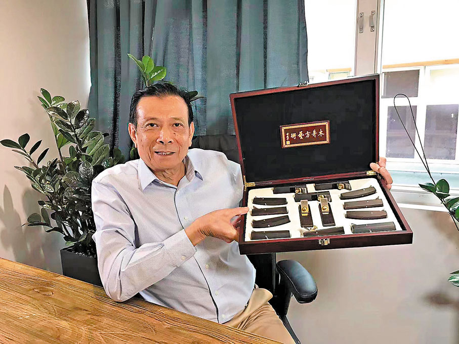 ◆何文傑展示木井方研發生產的木工工具收藏套裝。 香港文匯報記者葉格子 攝