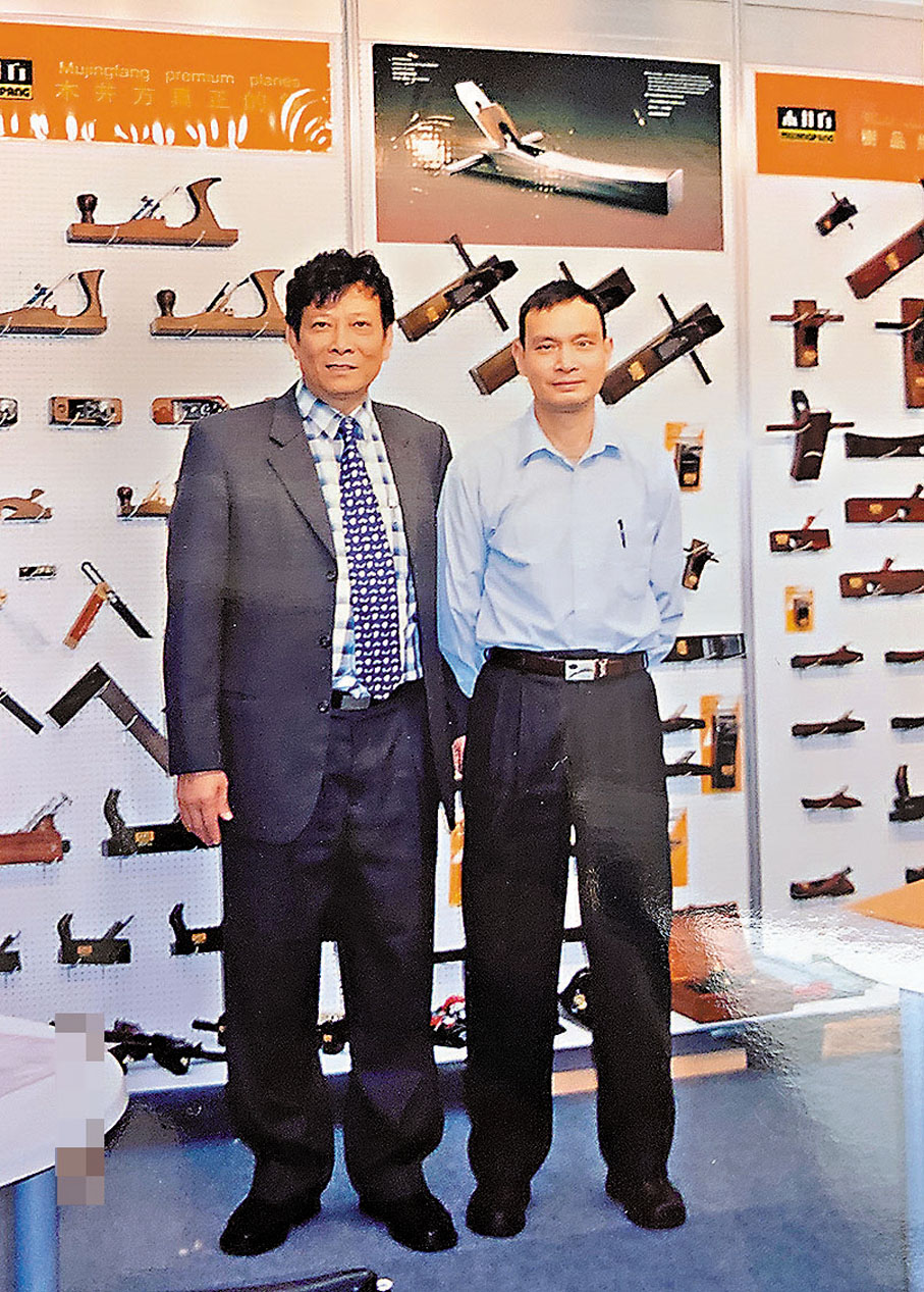 ◆何文傑（左）早年參加廣交會留影。 受訪者供圖