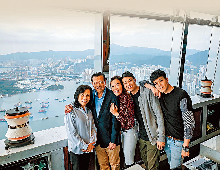 ◆何文傑和夫人黎鉅蓮（左一）以及3名子女何倩珊、何仲熙（右一）、何家瑋（右二）。 受訪者供圖